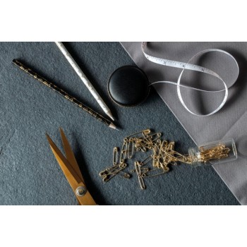 Svinovací metr 150 cm v koženkovém pouzdru se zlatým zipem Hemline Gol