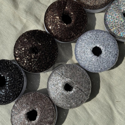 LANG YARNS artikl 39 připlétací příze s flitry Pailettes 25g