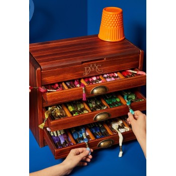 Vintage dřevěná skříňka DMC naplněná 500 bavlnkami Mouliné Spécial