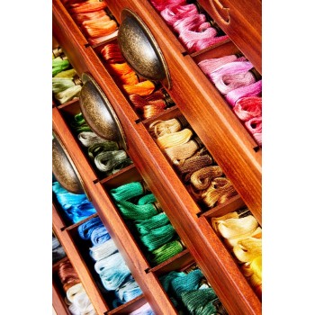 Vintage dřevěná skříňka DMC naplněná 500 bavlnkami Mouliné Spécial