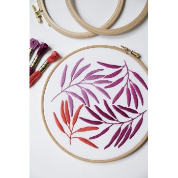 Publikace A4 s 65 stranami vyšívacích předloh DMC 12 projektů od desig