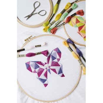 Publikace A4 s 65 stranami vyšívacích předloh DMC 12 projektů od desig