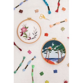 Publikace vyšívacích předloh DMC 15 projektů pro bytové a oděvní dekor